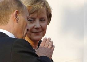 Putin und Merkel im Gespraech